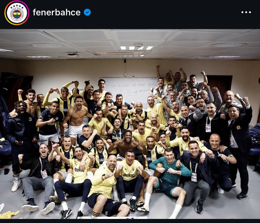 AsheleyG7's tweet photo. Önce kalp şeklinde foto çekinmişler sanıp mutlu oldum sonra hepsinin erkek olduğu aklıma geldi artık kalp görmüyorum ksjsıdnshjabx

#Fenerbahçe SONUNDA BE https://t.co/LSk6CmZboc