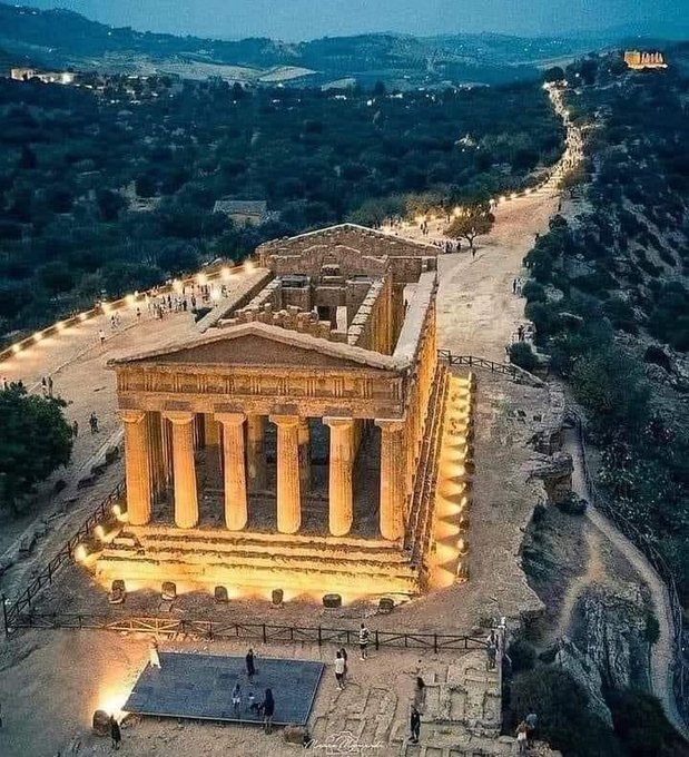 If you like the Parthenon, then you'll love ancient Greek architecture.

2,500 years ago, it produced some of the greatest wonders the world has ever seen.

Here are the best ones.. 🧵 

1. Temple of Concordia, Sicily, Italy (430 BC)