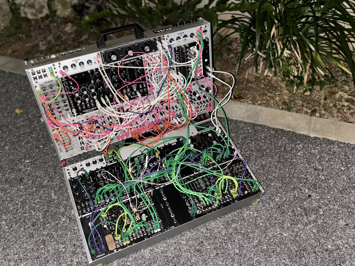 wxgaj's tweet photo. 電子音楽家あるある
→荷物の量に絶望しがち https://t.co/WSXFcL96m2