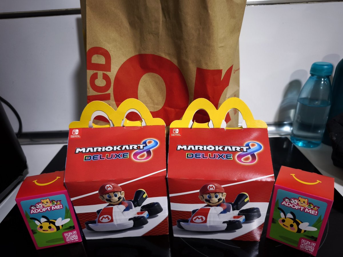 BlooDer84's tweet photo. @mcdonalds_es me podeis explicar porque jugais con los sentimientos de los niños, llego a mi casa con un pedido de myorder con supuestos juguetes de Mario Kart y nos poneis una porquería de juguetes y ni avisais?? Imaginaros el disgusto de los niños!! https://t.co/bF9RX4VFms