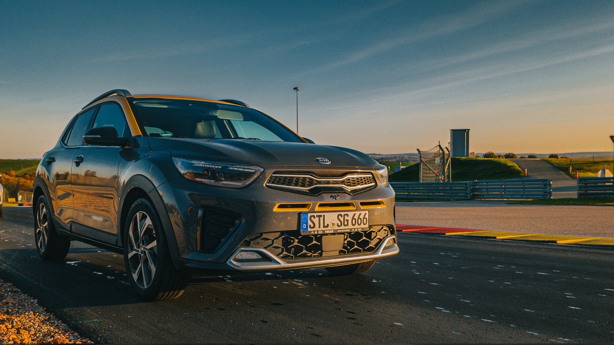 ImaraFlux's tweet photo. Heute zum #Fahrsicherheitstraining auf dem #Sachsenring gewesen. Es war der Waaahnsinn! Man lernt sein Auto echt gut kennen und auch seine Grenzen. Jeder die Chance hat, macht sowas mit. Abgesehen davon macht das einfach mega Laune! https://t.co/E5z3vu8SyD