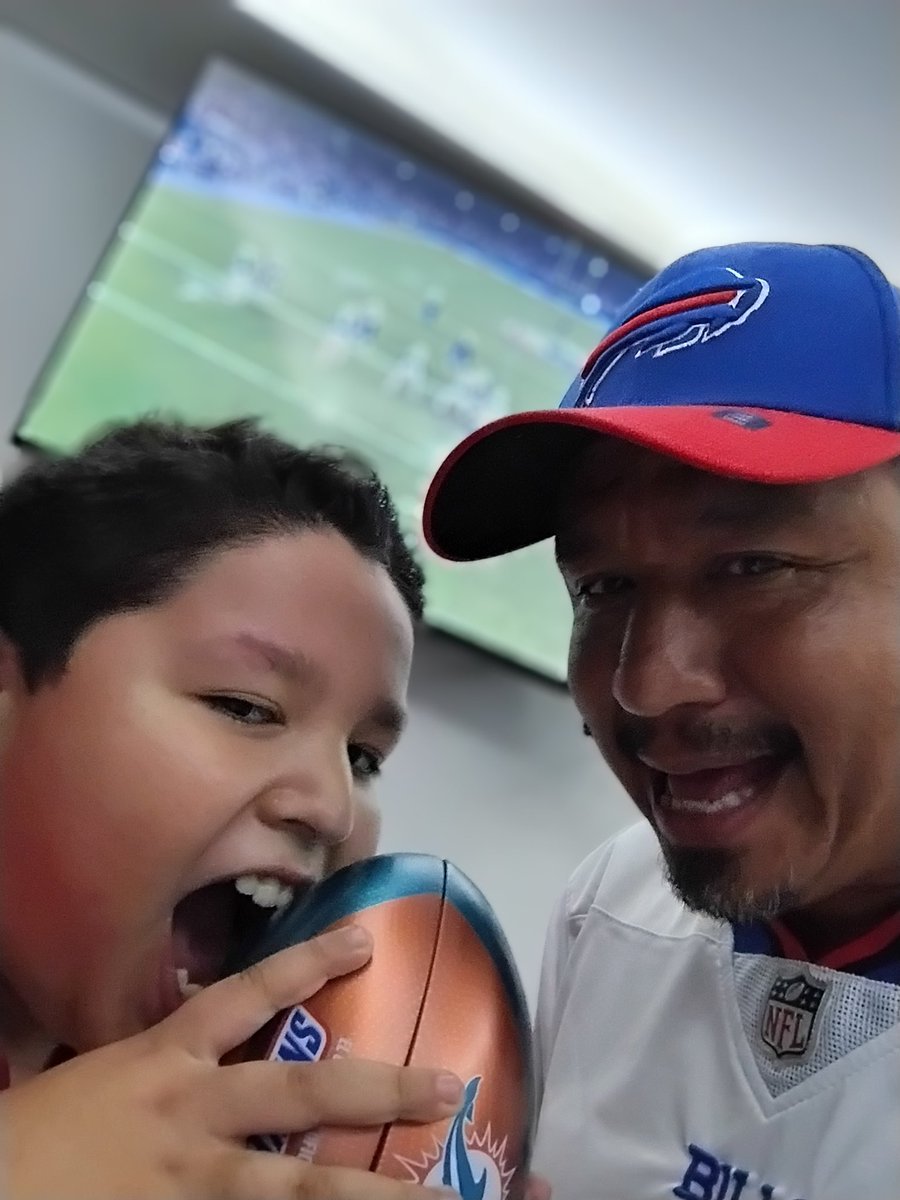 09Tbc's tweet photo. #NFLenvix bills mafia Valle de bravo comiendo delfín https://t.co/LR9zo6Y2D4