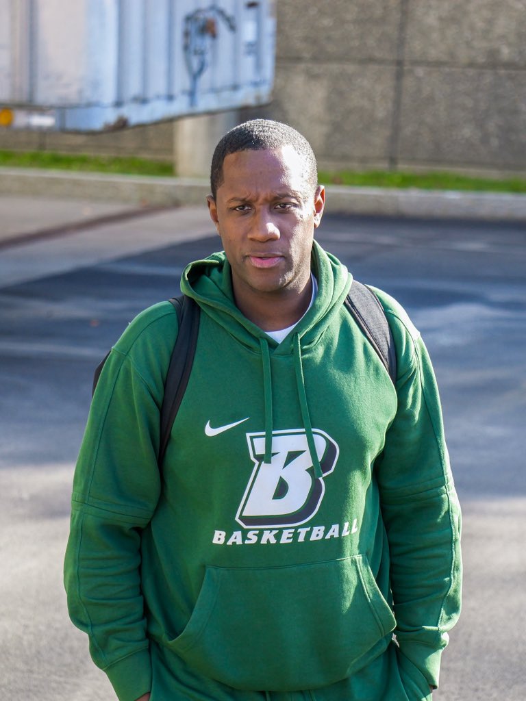 BinghamtonMBB's tweet photo. 𝗛𝗶𝘁𝘁𝗶𝗻’ 𝘁𝗵𝗲 𝗿𝗼𝗮𝗱 🚍

#BearcatNation | #ONEBinghamton https://t.co/X9crZrumPo