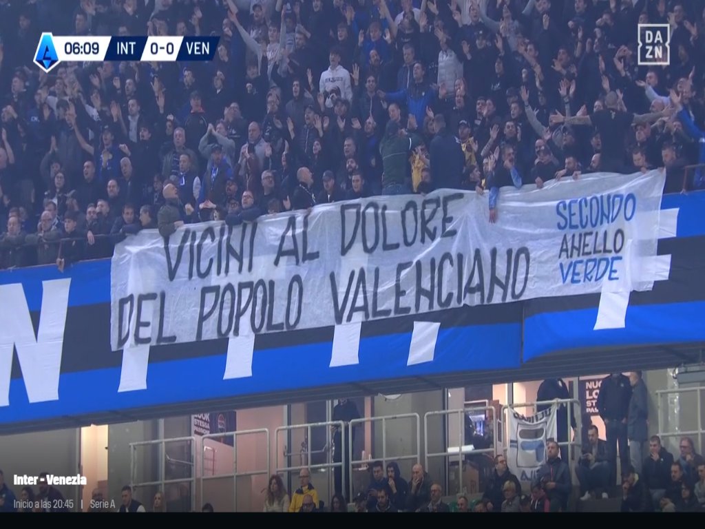 Nostresport's tweet photo. #DANA 

La afición interista también envía un mensaje a los valencianos desde San Siro 

"Compartimos el dolor del pueblo valenciano". https://t.co/4x0FYbqwMr