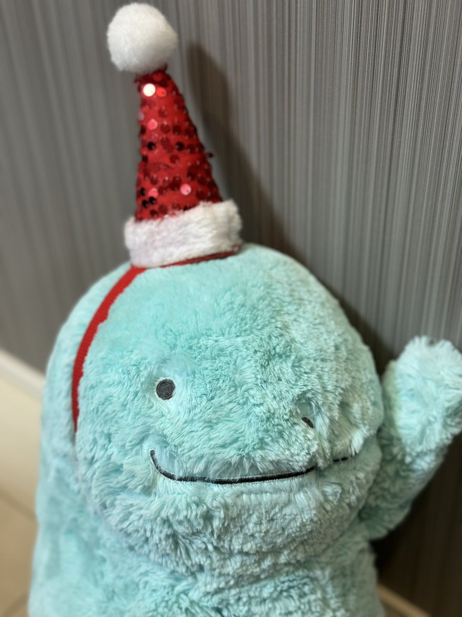 なんだか撮影会されたぬ📸
2枚目は壁ドン決めてみたぬꉂ🤭︎💕
早めのクリスマスだぬね🎅
 #ヌオー