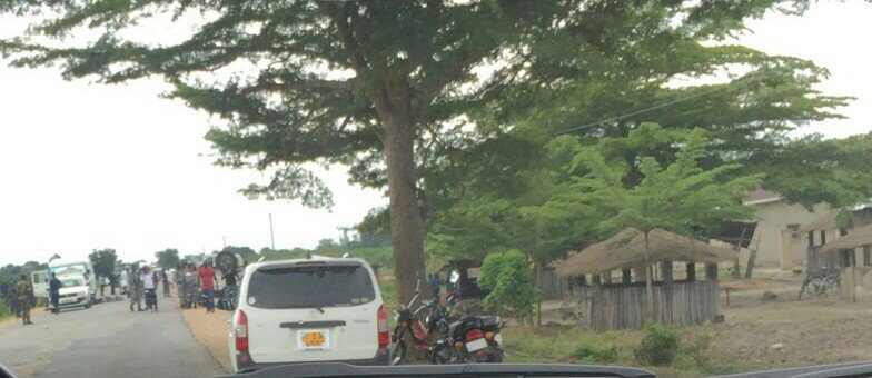 pnininahazwe's tweet photo. L'émission #Ndondeza de ce soir rappelle l'attaque d'un convoi funéraire par la police burundaise, le 31.10.2015 à #Buringa, ainsi que les crimes graves qu'elle a entraînés : exécutions extrajudiciaires et disparitions forcées. #Burundi 1/4 https://t.co/FOi6vkWEVh