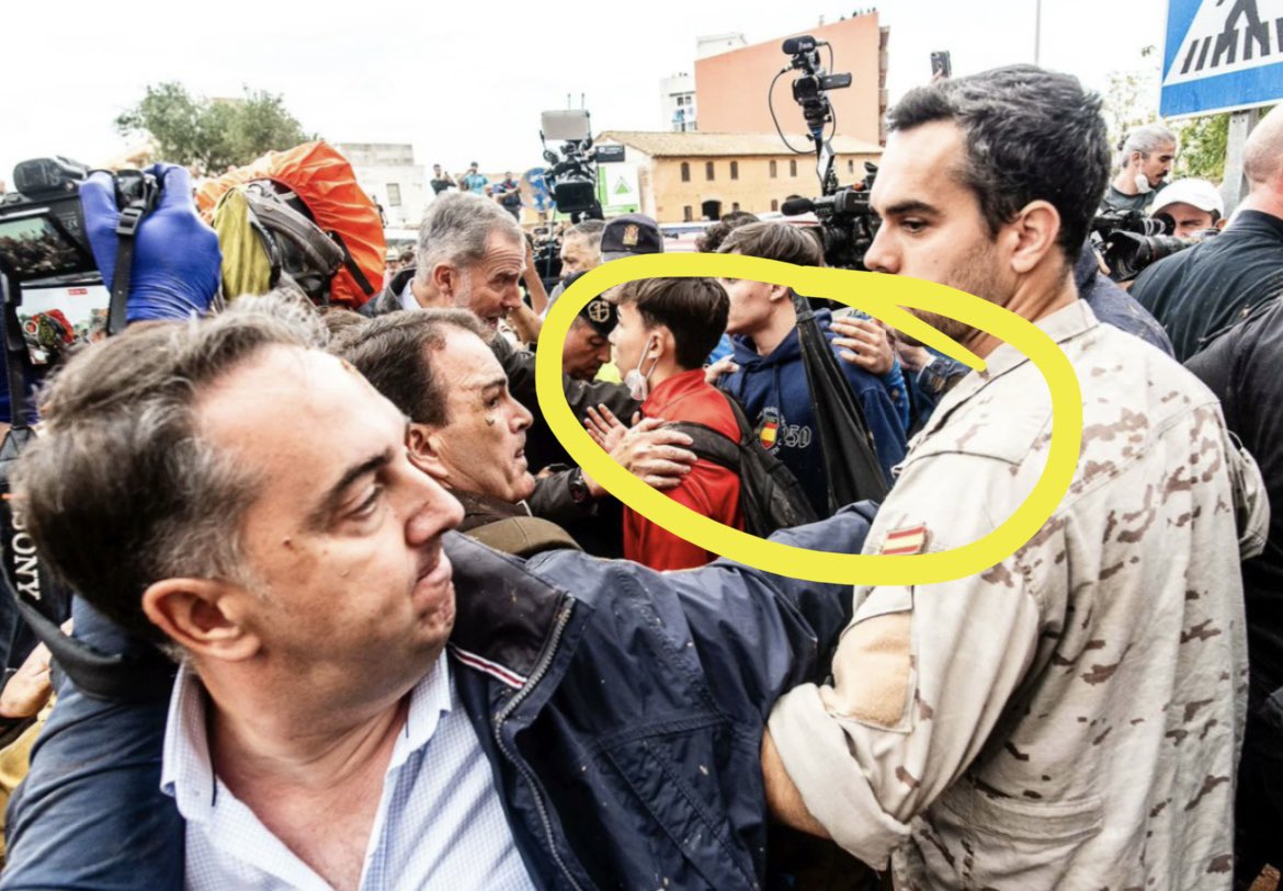 andrespazpais's tweet image. ¿Valencia estalla contra Sánchez?

No, estallan la División Azul, la Grada Ultra Mario Kempes, Revuelta, Democracia Nacional, España 2000, Pilar Baselga, los nazis, VOX, Desokupa, All Right España, Vito Quiles, Alvise, Javier Negre, la derecha y la ultraderecha.

No nos engañan.