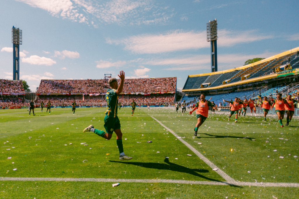 davellaneda77's tweet photo. Volvió el Tiburón a Primera División. Felicitaciones #Aldosivi Victoria 2 a 0 ante #SMTUC Mar del Plata recupera su sede en la Liga Profesional. https://t.co/EU7rXKmIxy