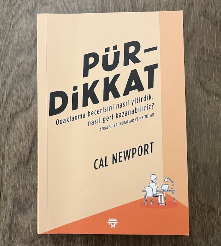 "Günde kaç saat çalışıyorsun?" diye sorduklarında

Gururla "10 saat!" diyordum.

Tabii bu cevabın ne kadar komik olduğunu bilmiyordum.

Pür Dikkat kitabını okuyunca gerçekleri anladım.

İnsanın derin çalışma kapasitesi "4 saat" diyordu.

Güldüm.

Çünkü ben 10 saat çalışıyordum.
