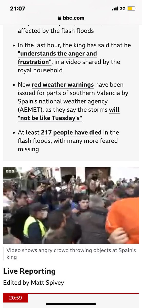 Mireu el vídeo que hi ha dins la notícia de la BBC, el de la foto, en aquest enllaç (bbc.com/news/live/cvg4…). Es veu claríssimament com el rei els saluda i a continuació gesticula perquè s'apropin a ell els dos joves ultres. Detectat per <a href="/cantavest/">Rosanna Cantavella @cantavest.bsky.social</a> des del Regne Unit.