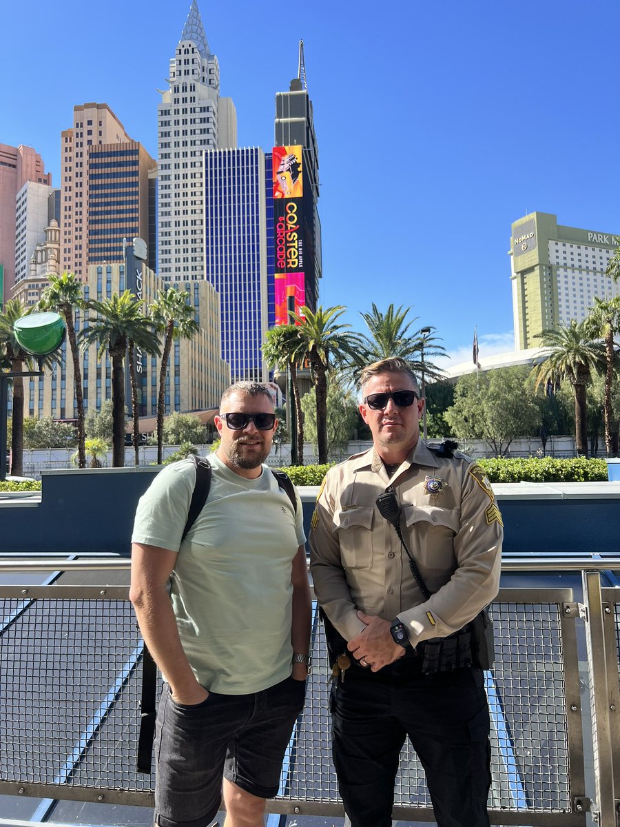 ClemFandan's tweet photo. As always have to find the local Police for a photo. Have to say, @LVMPD are the smartest police I’ve met and really friendly. Handed over a UK #ThinBlueLine patch to this officer. https://t.co/dTbB5NFhxW