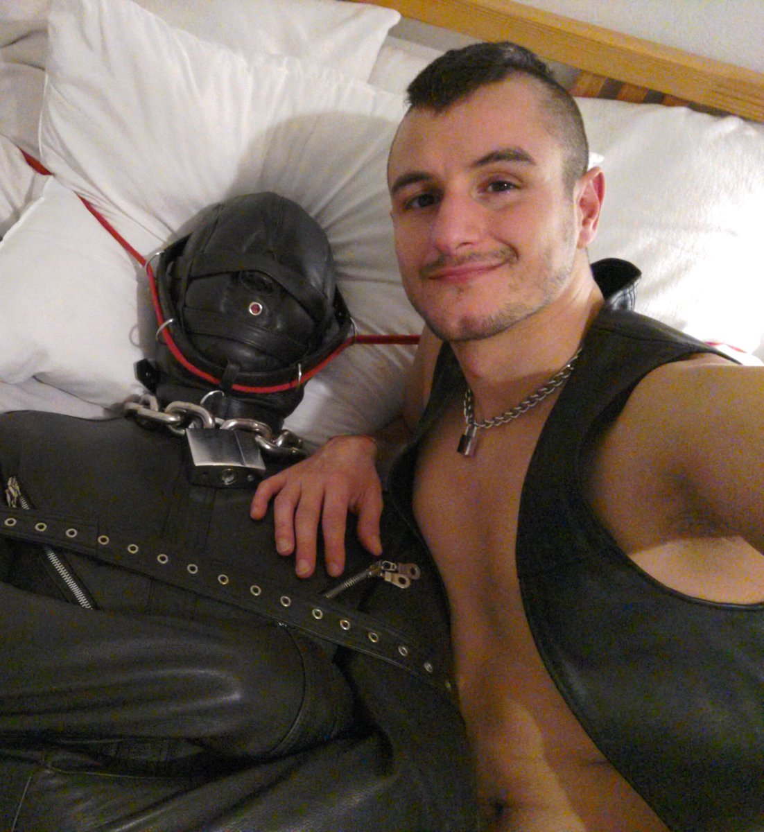 appaco_00's tweet photo. Bound boys make the best cuddle mates, especially when fully covered in leather and helplessly tied down to the bed. Having my cute @bound_in_steel like this next to me... ❤️🥰🔥 Really difficult to release him again and to let my hands and body off his. 😈 Looking so snug... 🤤 https://t.co/ODH2zGFa3j