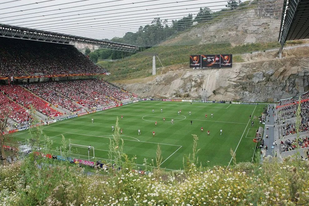 hdefutbolOK's tweet photo. Hoy, por segunda vez en Historias de Fútbol, hablaremos de estadios raros; 12 en esta ocasión.
Veremos, entre otros, al estadio con forma de cocodrilo, un estadio dentro de un circuito de F1 y a un estadio junto a 3 Patrimonios Mundiales de la UNESCO.
Abro hilo 🧵🧵🧵 https://t.co/Bpo0g1UXbJ