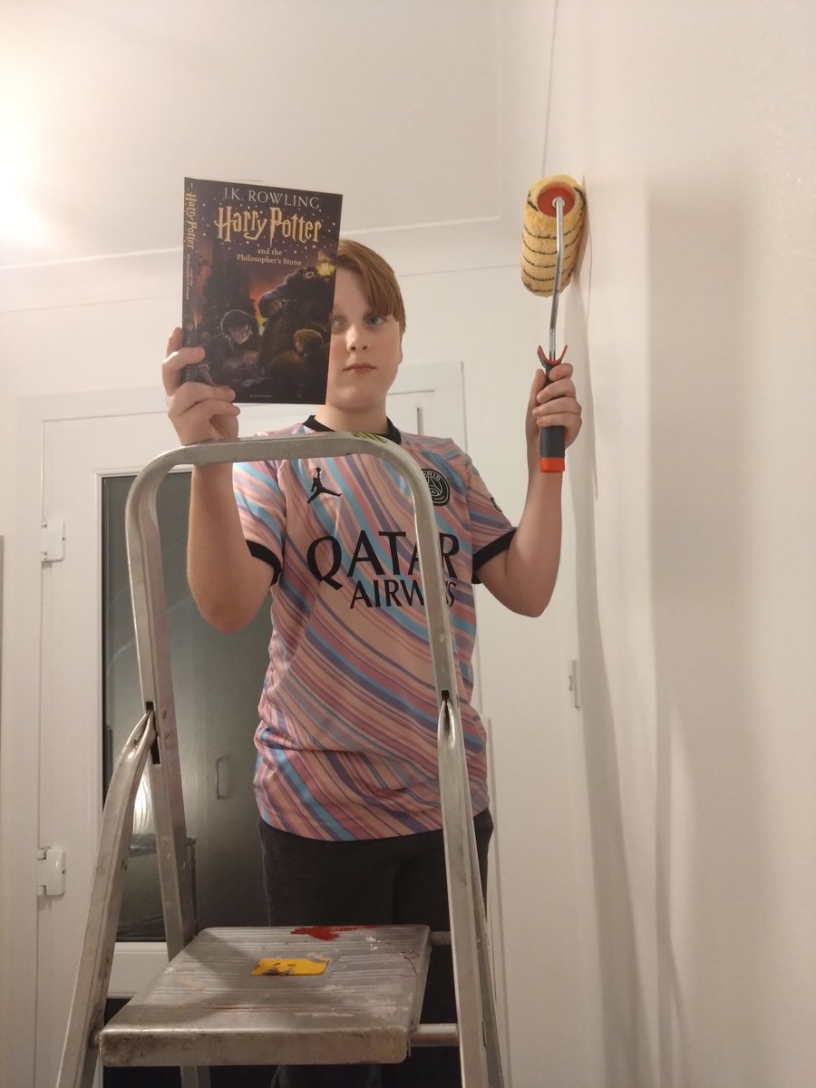 #ExtremeReadingChallenge Dominic helping with the decorating <a href="/6W_MrsWard/">Mrs Ward</a> <a href="/ololprimary_HT/">Headteacher at OLOL</a>