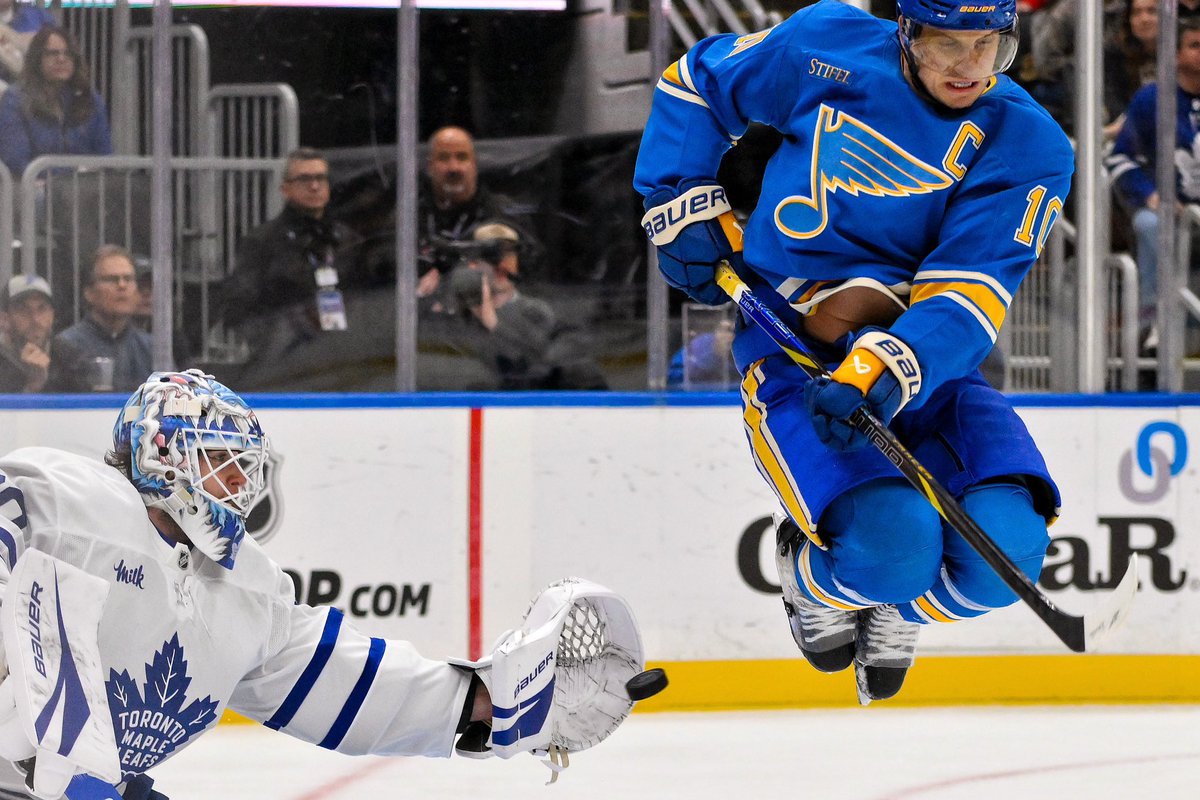 JeffCurryPhoto's tweet photo. Falling Leafs.
.
.
.
.
#STLBlues #LeafsForever #NHL #EnterpriseCenter #LetsDoThatHockey #SportsBall #SportsHappenings #SportsPhotographer https://t.co/e1MbO9JtSH