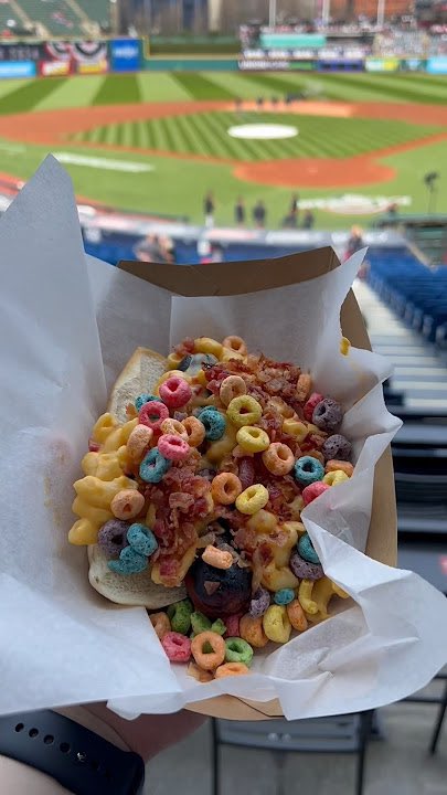 SportScran's tweet photo. Slider dog - Hot dog, mac n cheese, crispy onions and fruit loops at the @CleGuardians ⚾️ 

💵 $11 (£8.33) https://t.co/kVYnY1pNYG