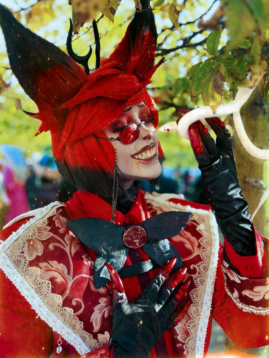 MothboyClay's tweet photo. Pictures most definitely inspired by @RAheathen fic loml 📻 🍎 

Alastor: Me ;3; 
Lucifer: @/SnowFlakeBite (Insta, TT)
📸 @hwxsaegyo ❤️💛

#HazbinHotel #radioapple #Alastor #LuciferHazbinHotel #alastorcosplay #lucifercosplay #mcmlondon2024 https://t.co/bQChUQsQzj