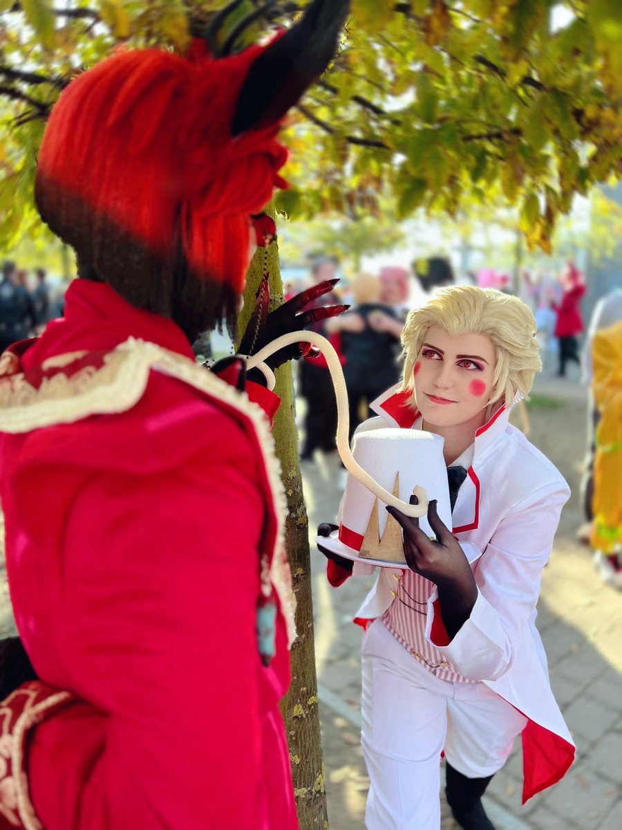 MothboyClay's tweet photo. Pictures most definitely inspired by @RAheathen fic loml 📻 🍎 

Alastor: Me ;3; 
Lucifer: @/SnowFlakeBite (Insta, TT)
📸 @hwxsaegyo ❤️💛

#HazbinHotel #radioapple #Alastor #LuciferHazbinHotel #alastorcosplay #lucifercosplay #mcmlondon2024 https://t.co/bQChUQsQzj