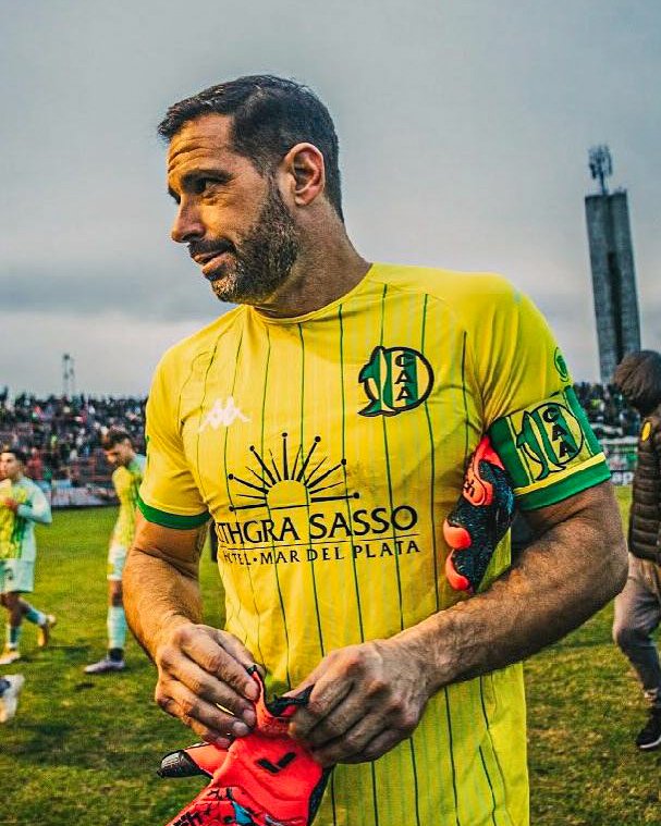 Primeranaciona's tweet photo. 🫡🧤 Hay que hablar de la importancia de Jorge Carranza en este ascenso de Aldosivi.

A principios de año se fue de Instituto sin ser tenido en cuenta. Llegó al Tiburón, asumió su rol de capitán y demostró toda su vigencia.

🔐 Fueron 20 vallas invictas en 35 partidos, a sus 43 años. Pieza FUNDAMENTAL en el ascenso a Primera.

Chapeau. 🙌🏽