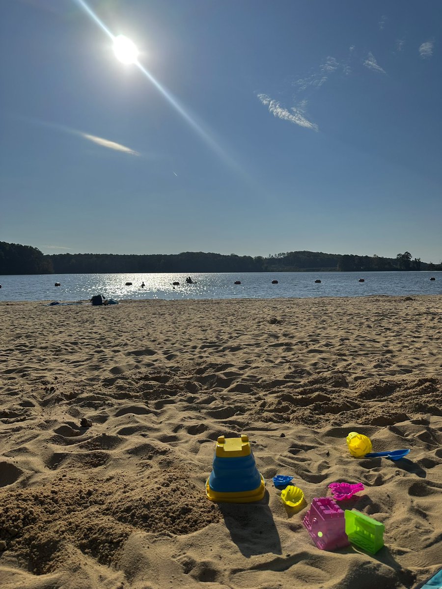 SadeShynay_B's tweet photo. Outside focused on the inside - Beach days don’t end in Summer. 🍂☀️☀️☀️ https://t.co/f0pSXwjz3z