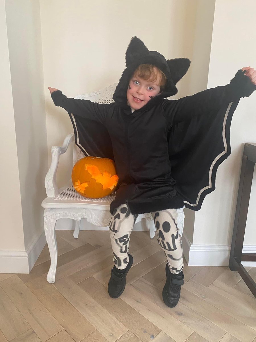 WPSA10's tweet photo. Louis (1JB) and his family created this spookey pumpkin! 🎃🦇 https://t.co/LsVPMEs4Mp