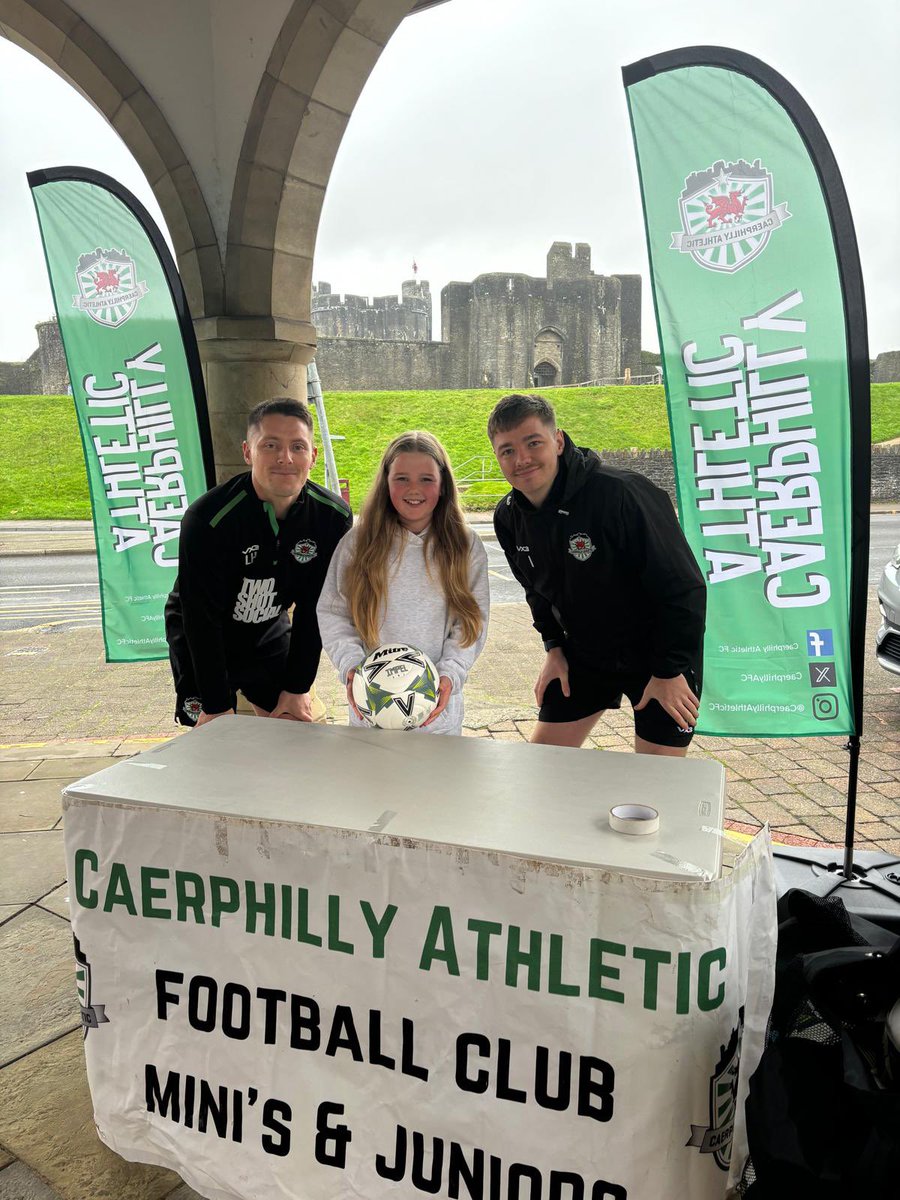 CaerphillyAFC's tweet photo. We hope everyone enjoys their new footballs!

What a back drop 😍 💚

@FAWales @FAW_OffThePitch @tomhicks21 @NoelMooney13 @CaerphillyCBC https://t.co/CSaadVQo2z
