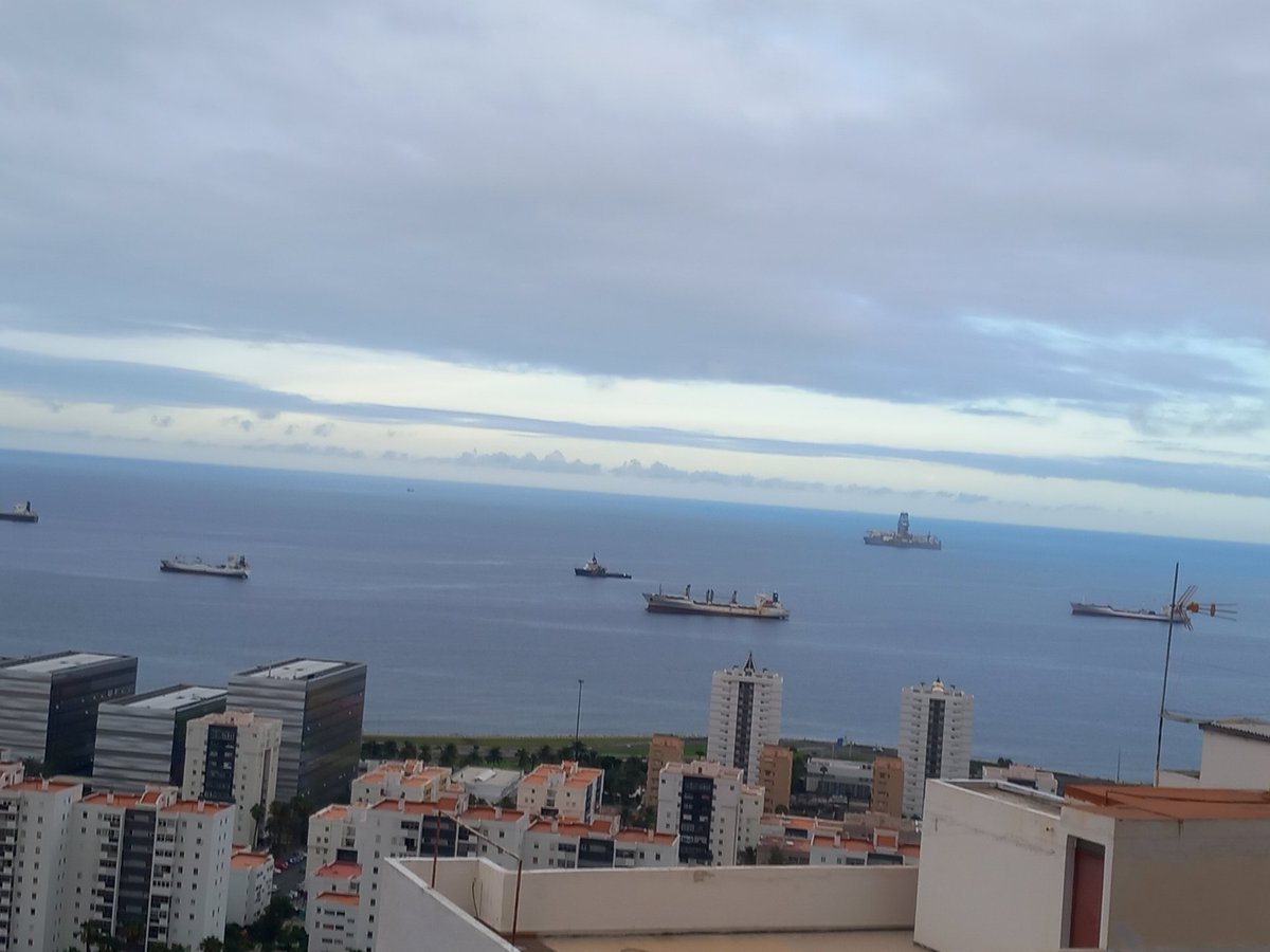 RodolfoPalazzi's tweet photo. @RosanyDiaz @MA940CREW Totalmente cierto lo que dices. Desde el 2019 vivo en Las Palmas de Gran Canaria y siempre hay torres de esas y otras que están sobre 4 pilotes. Les hacen mantenimiento allí. 
Llegan barcos extraños. 3 de las fotos las tomé desde San Juan y la del crucero desde el Paseo Chil. https://t.co/hYcbBOsNS5