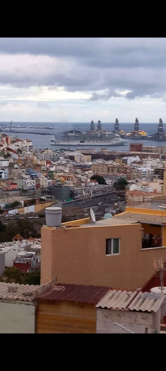 RodolfoPalazzi's tweet photo. @RosanyDiaz @MA940CREW Totalmente cierto lo que dices. Desde el 2019 vivo en Las Palmas de Gran Canaria y siempre hay torres de esas y otras que están sobre 4 pilotes. Les hacen mantenimiento allí. 
Llegan barcos extraños. 3 de las fotos las tomé desde San Juan y la del crucero desde el Paseo Chil. https://t.co/hYcbBOsNS5