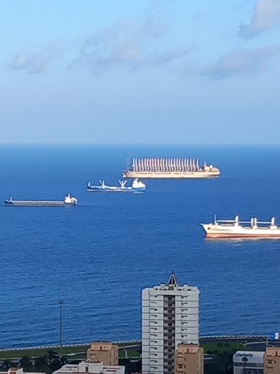 RodolfoPalazzi's tweet photo. @RosanyDiaz @MA940CREW Totalmente cierto lo que dices. Desde el 2019 vivo en Las Palmas de Gran Canaria y siempre hay torres de esas y otras que están sobre 4 pilotes. Les hacen mantenimiento allí. 
Llegan barcos extraños. 3 de las fotos las tomé desde San Juan y la del crucero desde el Paseo Chil. https://t.co/hYcbBOsNS5