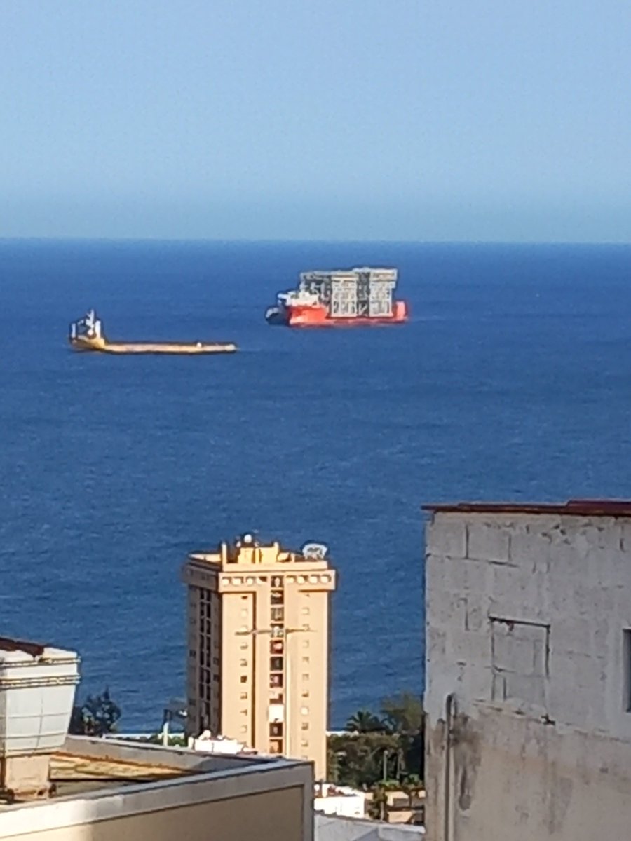 RodolfoPalazzi's tweet photo. @RosanyDiaz @MA940CREW Totalmente cierto lo que dices. Desde el 2019 vivo en Las Palmas de Gran Canaria y siempre hay torres de esas y otras que están sobre 4 pilotes. Les hacen mantenimiento allí. 
Llegan barcos extraños. 3 de las fotos las tomé desde San Juan y la del crucero desde el Paseo Chil. https://t.co/hYcbBOsNS5