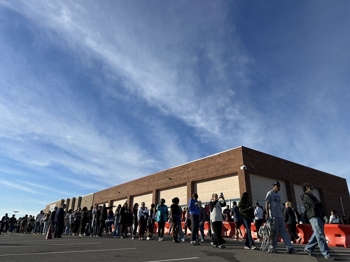 SarahEDon's tweet photo. Franklin County folks are out in droves for the last day of early voting. board spokesperson tells me the county could cross 125,000 early voters total from day one through today by the end of the day (already beat 2020’s record of 117,000) https://t.co/ObWo7bJUuL