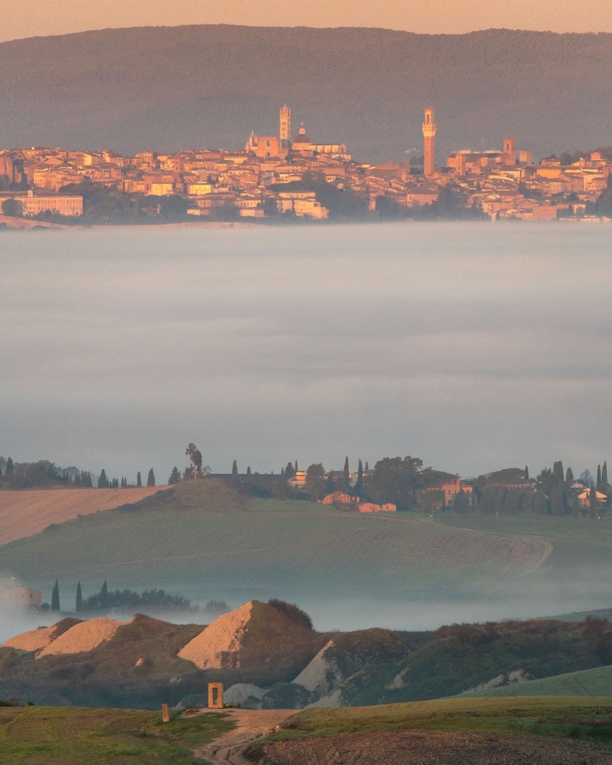 Negli ultimi 4 giorni tre sveglie prima delle 6 per andare a fare foto e video per lavoro nel Chianti con la nebbia mattutina all’alba. Ieri mattina in Chianti niente nebbiolina ma ho visto che nelle Crete.. è toccato scappare di corsa a Mucigliani. instagr.am/p/DB7Dpljxmm6/