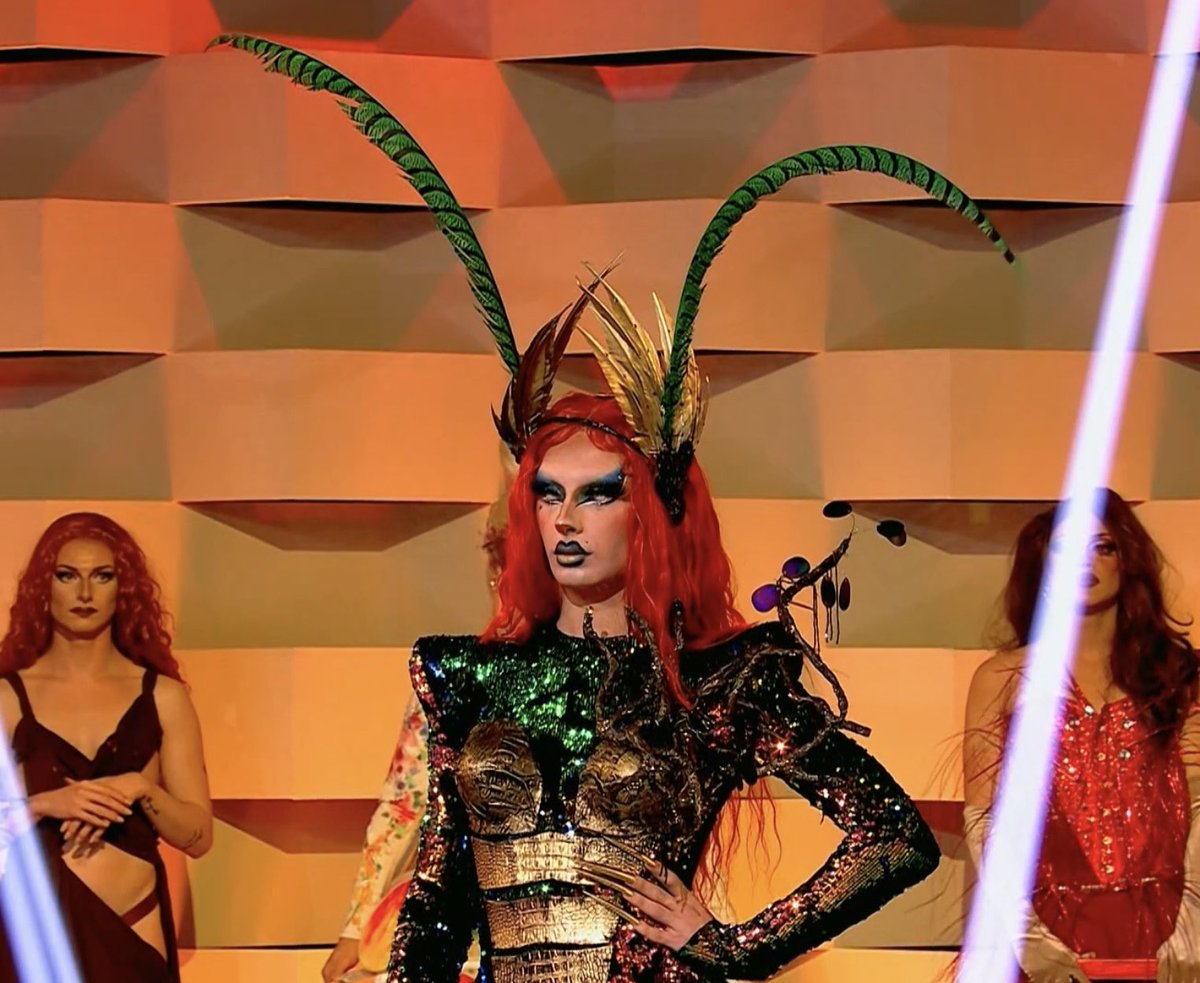 itsbelakboy's tweet photo. and the fact that Vampi decided to play the doll and force La Niña and Angelita to lip sync against each other which completes their overarching rivalry storyline this season? Oh, Vampirashian, the producer you are #DragRaceES https://t.co/CuCRNg88CT