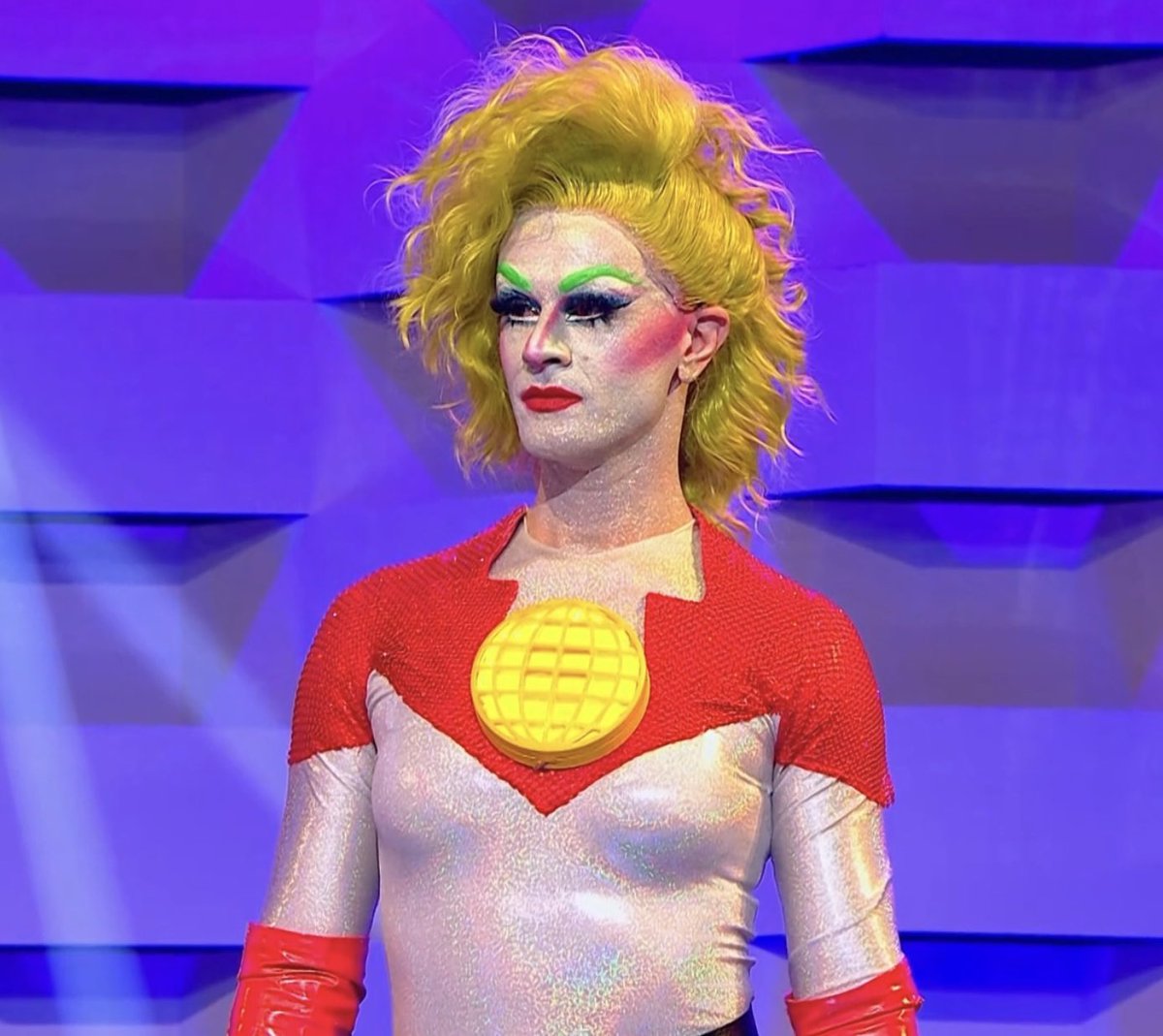 itsbelakboy's tweet photo. and the fact that Vampi decided to play the doll and force La Niña and Angelita to lip sync against each other which completes their overarching rivalry storyline this season? Oh, Vampirashian, the producer you are #DragRaceES https://t.co/CuCRNg88CT