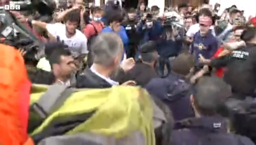 manelmalallet's tweet photo. Es veu perfectament com el borbó senyala amb la mà als actors que s'acostin. Es un teatre preparat. Minut 0:48   

Video: https://t.co/mqx0ilQU72 https://t.co/XiUFkytPNA