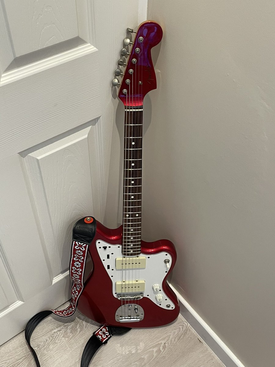 OllieGoddardGsy's tweet photo. Just remembered I own four red guitars! One candy apple red and another two cherry red!
#AlphabetChallenge #WeekRforRed https://t.co/z4yAw2a7LS