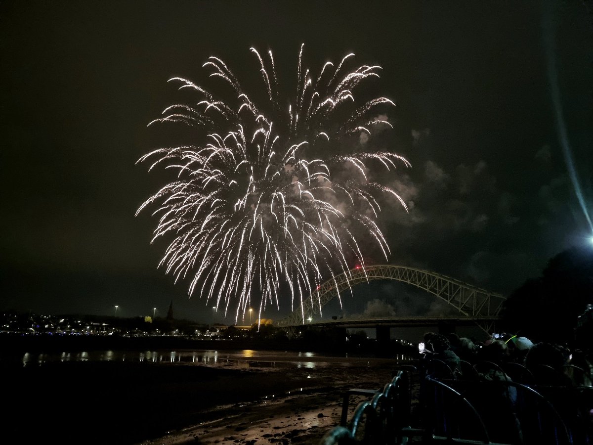 MillieMayMusic's tweet photo. 🎆🎇 https://t.co/2qkzTJbNA0