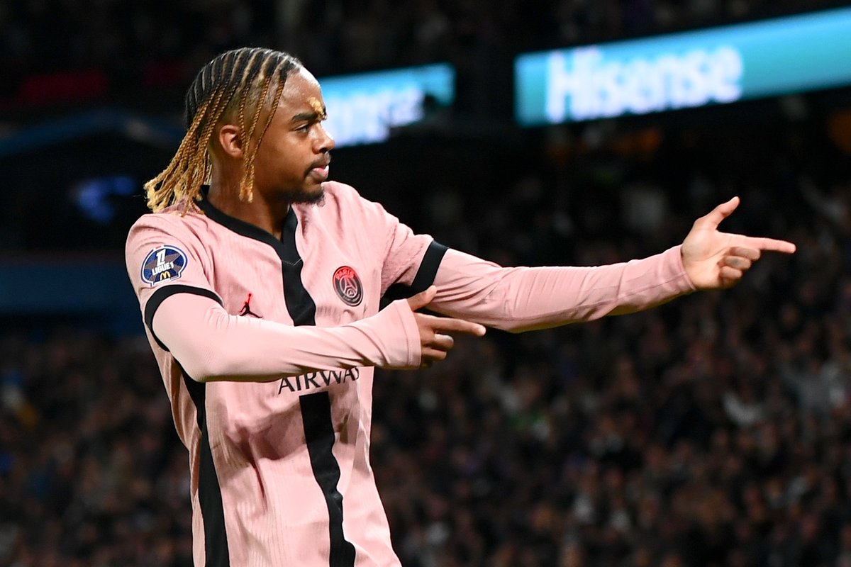 ActuFoot_'s tweet photo. Bradley Barcola veut garder les pieds sur terre, même malgré sa montée en puissance au PSG :

« Dans ma vie de tous les jours, 𝗷𝗲 𝘀𝘂𝗶𝘀 𝗹𝗲 𝗺𝗲̂𝗺𝗲 𝗾𝘂’𝗮̀ 𝗟𝘆𝗼𝗻. Je n’ai rien changé à ce que je suis. Ce qui a évolué, c’est le regard des gens. Quand je sors de chez moi, je suis un peu plus dérangé quand même. 𝗝𝗲 𝘃𝗮𝗶𝘀 𝗮𝘂 𝘀𝘂𝗽𝗲𝗿𝗺𝗮𝗿𝗰𝗵𝗲́ 𝗲𝘁, 𝗱𝗮𝗻𝘀 𝗹𝗲 𝗿𝗮𝘆𝗼𝗻, 𝗼𝗻 𝘃𝗮 𝗺𝗲 𝗿𝗲𝗰𝗼𝗻𝗻𝗮𝗶̂𝘁𝗿𝗲 𝗲𝘁 𝗽𝗮𝗿𝗹𝗲𝗿 𝗱𝘂 𝗺𝗮𝘁𝗰𝗵. Mais je vis ça avec la même décontraction. (...)

Je vais faire mes courses, tranquille, je mange au restaurant normalement avec mes amis. Je pense que c’est comme ça qu’on arrive à garder les pieds sur terre. Il ne faut pas s’arrêter de vivre. 𝗖̧𝗮 𝗺𝗲 𝗽𝗲𝗿𝗺𝗲𝘁 𝗱𝗲 𝗿𝗲𝘀𝘁𝗲𝗿 𝗯𝗶𝗲𝗻 𝗱𝗮𝗻𝘀 𝗺𝗮 𝘁𝗲̂𝘁𝗲, 𝗱𝗲 𝗰𝗿𝗼𝗶𝘀𝗲𝗿 𝗱𝗲𝘀 𝘀𝘂𝗽𝗽𝗼𝗿𝘁𝗲𝗿𝘀, 𝗱𝗲 𝗽𝗮𝗿𝗹𝗲𝗿 𝗮𝘃𝗲𝗰 𝗲𝘂𝘅. (…)

Je m’entraîne tous les jours, ce n’est pas pour écouter les gens dire « t’es le meilleur » ou « t’es le plus nul ». Ça ne me touche pas. 𝗤𝘂’𝗼𝗻 𝗱𝗶𝘀𝗲 𝗾𝘂𝗲 𝘁’𝗲𝘀 𝗹𝗲 𝗽𝗹𝘂𝘀 𝗳𝗼𝗿𝘁, 𝗰̧𝗮 𝗽𝗲𝘂𝘁 𝗷𝗼𝘂𝗲𝗿 𝘀𝘂𝗿 𝘁𝗼𝗻 𝗲𝗴𝗼 𝗲𝘁 𝗰̧𝗮 𝗻𝗲 𝗺’𝗶𝗻𝘁𝗲́𝗿𝗲𝘀𝘀𝗲 𝗽𝗮𝘀. »

🗞️ @le_Parisien_PSG