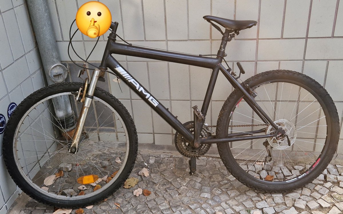 Wird dieses Fahrrad vermisst?
<a href="/polizeiberlin/">Polizei Berlin</a> 
Es steht hier ohne Anschluss rum.