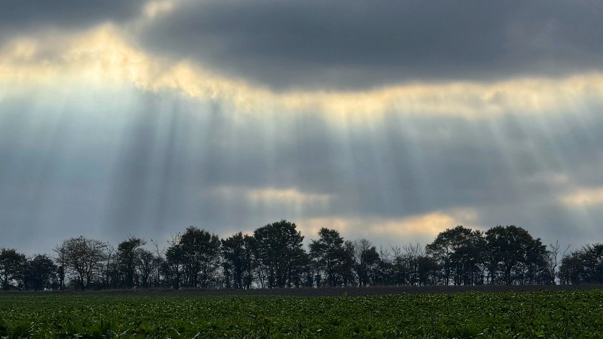 ⁦<a href="/itvanglia/">ITV News Anglia</a>⁩  ⁦<a href="/itvweather/">ITV Weather</a>⁩ a stunning scene of sun rays through the clouds in Halesworth it was a great sight to see!