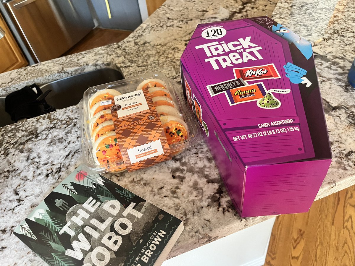 BlakeOnMars's tweet photo. When the Halloween treats are on ✨sale✨

Ignore the book https://t.co/Fhm5qF0qOg