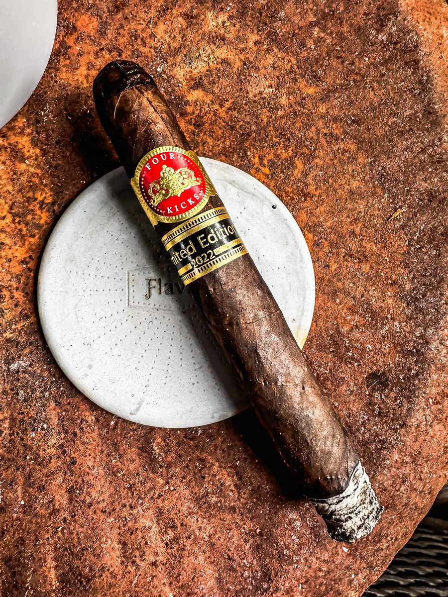 stogiedad's tweet photo. Afternoon recharge to get ready for a new week. Been to Church, had family lunch, and now I’ll enjoy this @TheCrownedHeads #FourKicks #MuleKick 2022. Excellent day, excellent #cigar. #nowsmoking #CigarLife #CigarsOnX #CYOP https://t.co/bz87WHAiJ7