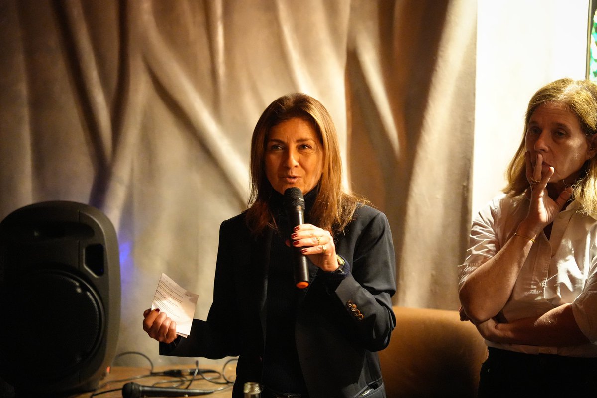 EmmanHoffman's tweet photo. Ravie de retrouver les militants @RE__Paris et @JeunesMacron75 aux côtés d’@AstridPanosyan pour clôturer le week-end en beauté.

Merci du fond du cœur à toutes et à tous pour votre engagement.

Militante un jour, militante toujours ! https://t.co/WEOMTlu46E
