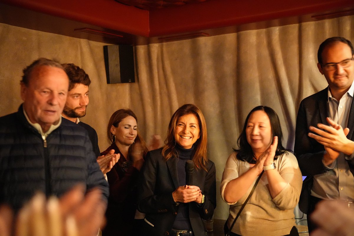 EmmanHoffman's tweet photo. Ravie de retrouver les militants @RE__Paris et @JeunesMacron75 aux côtés d’@AstridPanosyan pour clôturer le week-end en beauté.

Merci du fond du cœur à toutes et à tous pour votre engagement.

Militante un jour, militante toujours ! https://t.co/WEOMTlu46E