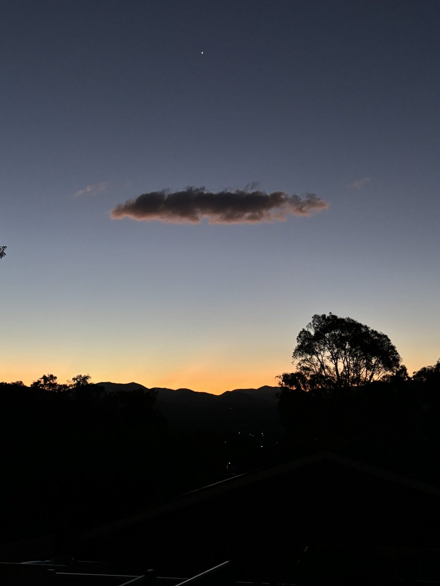 chifley_alison's tweet photo. Thursday's sunset - there was an interesting cloud to the west. #Conder in the ACT https://t.co/BzUGmgRXDT