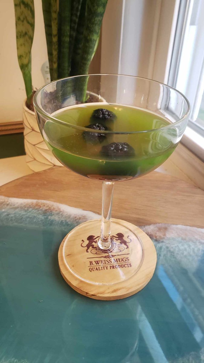 IgnisAnimations's tweet photo. Widow’s Drop (Sadira)
- 1 oz Midori
- .5 oz Lime Juice 
- Use barspoon to layer .5 oz of Pomegranate Liqueur
- Garnish with 3 Blackberries https://t.co/pxgB00Qqcj