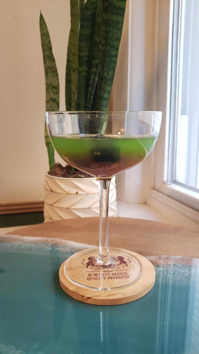 IgnisAnimations's tweet photo. Widow’s Drop (Sadira)
- 1 oz Midori
- .5 oz Lime Juice 
- Use barspoon to layer .5 oz of Pomegranate Liqueur
- Garnish with 3 Blackberries https://t.co/pxgB00Qqcj