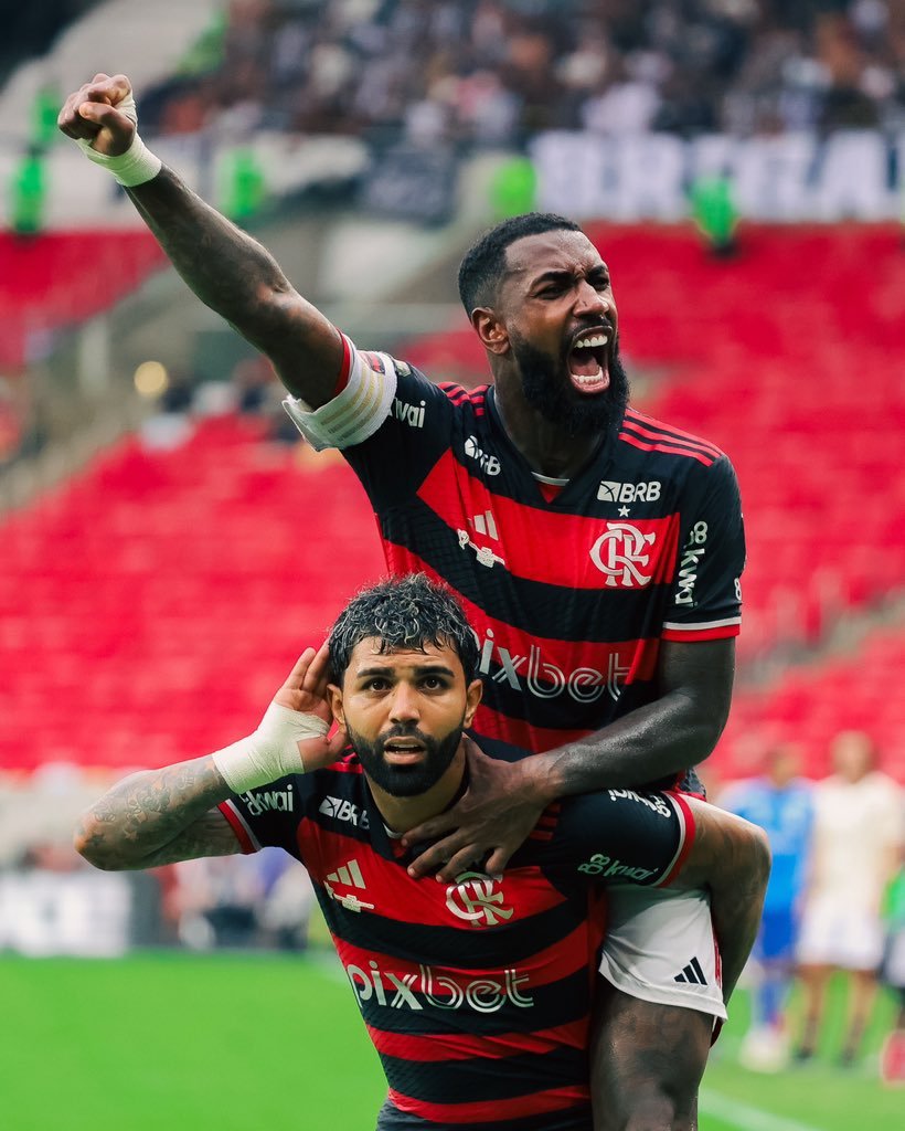 venecasagrande's tweet photo. Foto absurda feita pelo craque @rsantosarantes 

Comemoração do terceiro gol do Flamengo sobre o Galo. https://t.co/5KaNJpj7bv