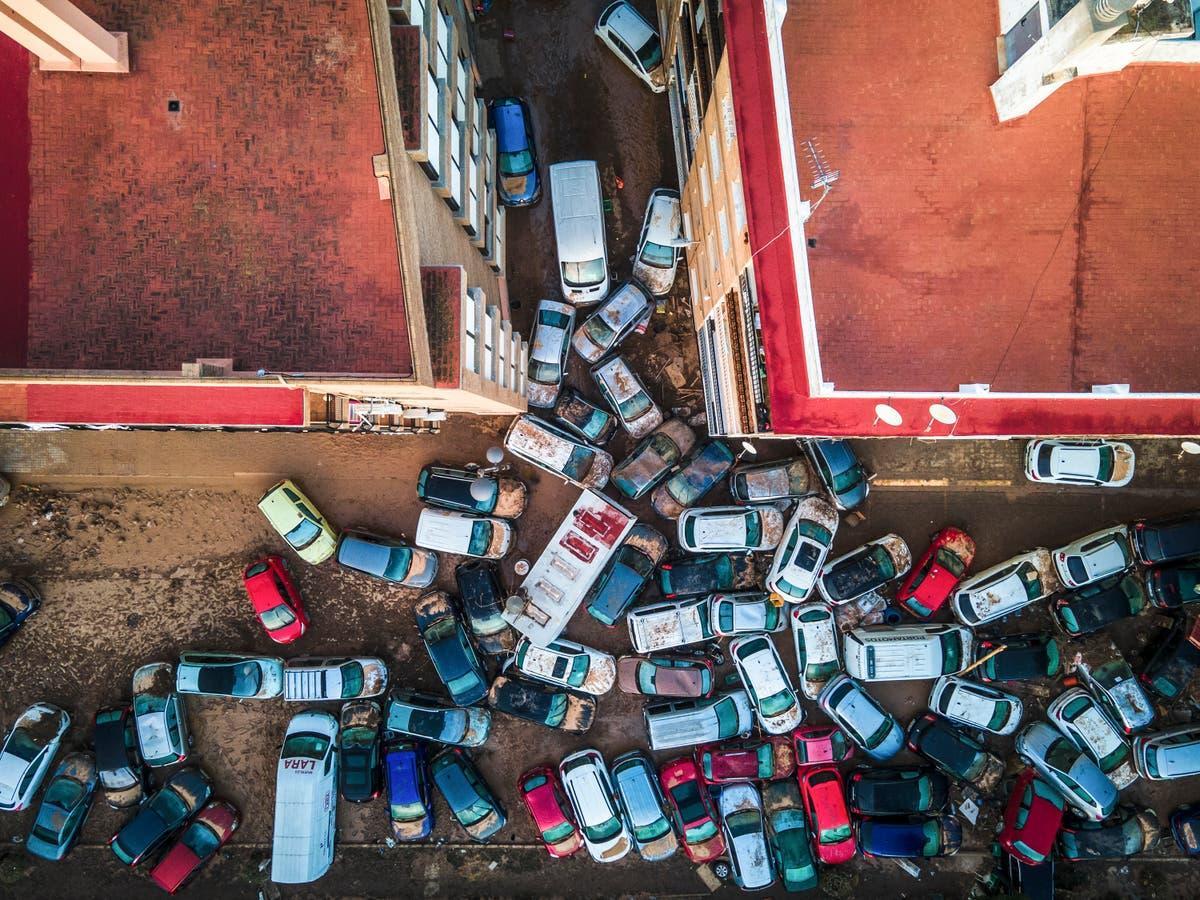 vilallongapac's tweet photo. En 2 dies sencers, el recompte oficial de morts ha passat de 202 a 214. Amb milers d'efectius d'emergències i voluntaris treballant a fons a la zona, només han trobat 12 cossos quan encara hi ha reportats centenars de desapareguts? Alguna cosa no quadra. No quadra gens. #Valencia https://t.co/Vp8oucrJh5