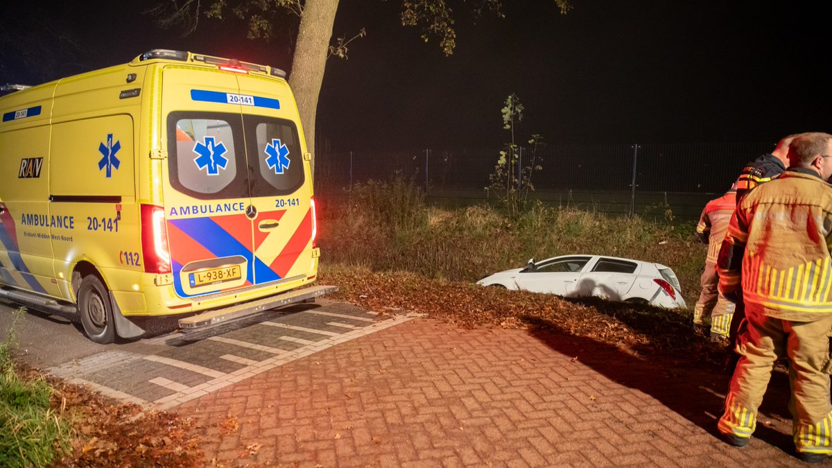 112 melding Auto belandt in sloot in Putte